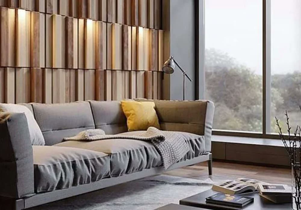 Oturma odasında duvara monte dikey ahşap çıtalı panel, önünde gri koltuk var