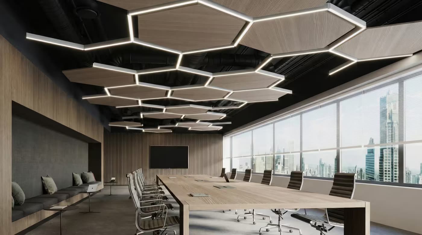 Toplantı odası tavanında altıgen ahşap desenli akustik paneller, entegre LED aydınlatma, şehir manzaralı