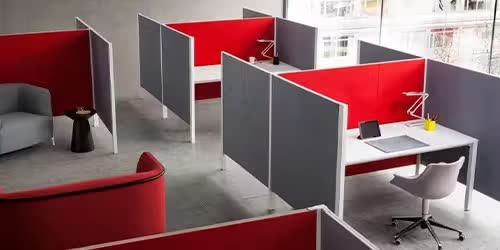 Ofis masalarını ayıran kırmızı-gri kumaş kaplı yüksek bölme paneller