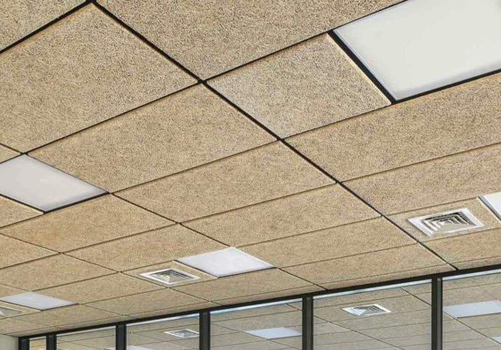 Bej lifli dokulu asma tavan karoları, T-profil grid görünür, ofis tavanı