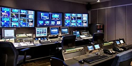 TV yayın reji odası: çoklu ekran duvarı, video switcher/mikser konsolları, kontrol masaları