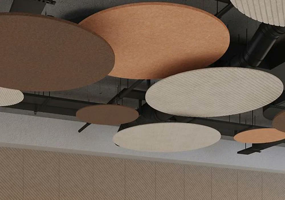 Tavandan asılı, farklı renk/boyutta oval yüzer akustik canopy panelleri